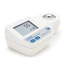 HANNA - Digital Refractometers for % Glucose by Weight Analysis (HI96803) + Free Calibration Certificate (T/L/RFM/HAN/085/004)