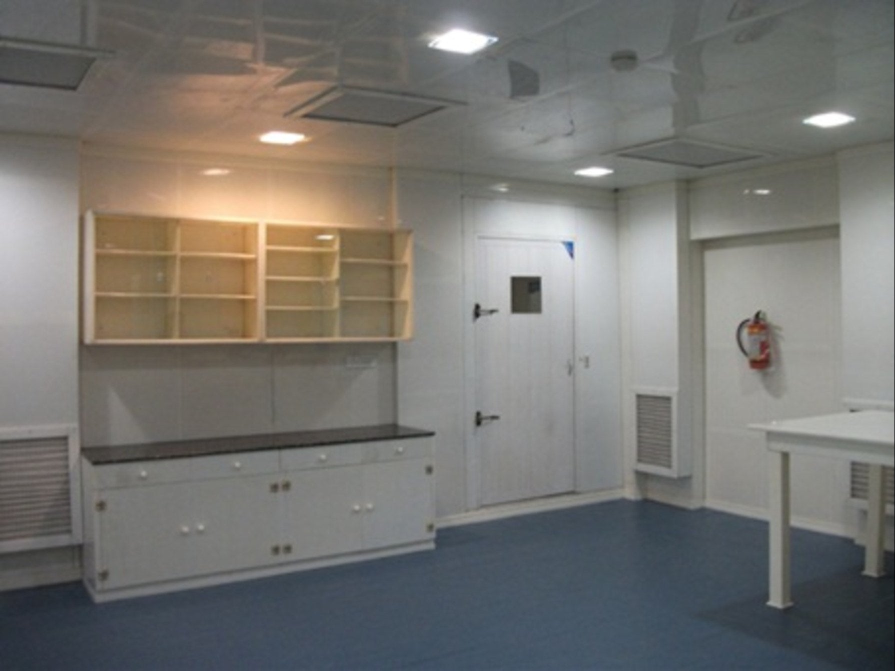 “PRISM”  NON-METALLIC CLEANROOM FURNITURE
